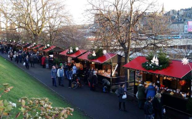 Рождественский базар в городском парке  Эдинбурга Princes Street Gardens недалеко от вокзала Уэверли